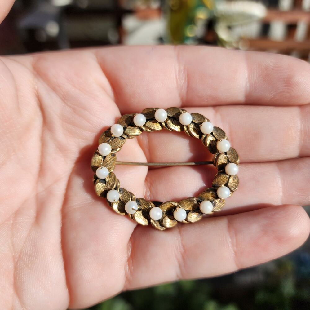 Vtg Miriam Haskell Brooch Gold Tone Wreath Faux Pesrl Milk Glass Pin SIGNED - Picture 7 of 10
